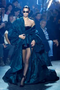FOTO: Nip Slip di Runway, Bella Hadid Bikin Malu Dirinya Sendiri