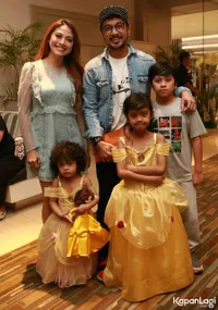 FOTO: Nonton Film Bareng Keluarga, Giring Nidji Beri Tips Liburan