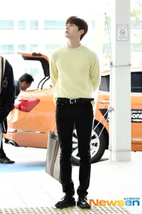 Foto NU'EST Berangkat ke Indonesia, Cuma Minhyun yang Gak Menutupi Ketampanan