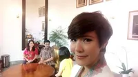 FOTO: Olga Lydia Potong Pendek Rambutnya, Terlihat Makin Muda!