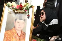 FOTO: Olla Ramlan Menatap Nanar Potret Almarhum Ayah di Pemakaman