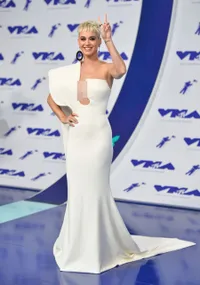 FOTO: Outfit-Outfit Katy Perry Yang Dikenakan di MTV VMA 2017