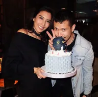 FOTO: Pacar Ulang Tahun, Tyas Mirasih Beri Kecupan Mesra
