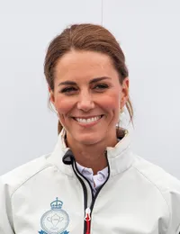 FOTO: Pakai Celana Pendek, Paha & Kaki Atletis Kate Middleton Jadi Sorotan