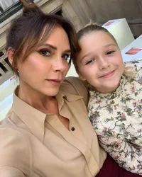 FOTO: Pakai Gaun Floral di London Fashion Week, Harper Beckham Cantik Banget!