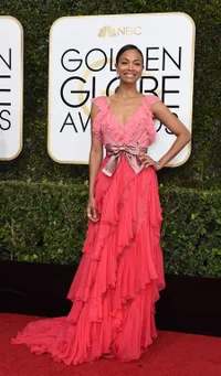 FOTO: Pakai Gaun Pink, Para Seleb Ini Memukau Golden Globe 2017