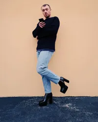 FOTO: Pakai Heels - Dress Metalik, Gaya Sam Smith Makin Feminin