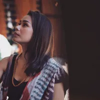 FOTO Pakai Kain Ikat, Adinia Wirasti Nikmati Pemandangan di Sumba