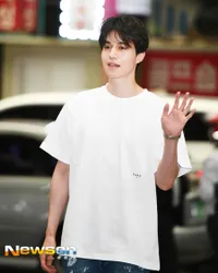FOTO Pakai Kaos Putih & Celana Denim, Lee Dong Wook Tetap Ganteng