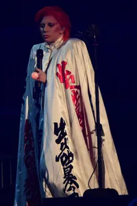 [FOTO] Pakai Kostum Mirip David Bowie, Lady Gaga Curi Perhatian