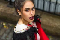 FOTO Pakai Lipstick Merah, Ini Gaya Mewah & Elegan Valerie Thomas