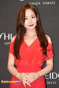 FOTO: Pakai Lipstick Merah, Park Min Young Makin Elegan Memesona