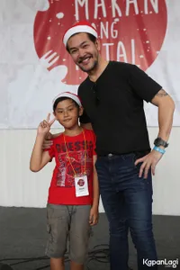FOTO: Pakai Topi Santa, Ferry Salim Bagikan Kado Untuk Anak Yatim