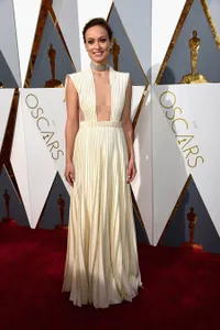 FOTO: Pamer Belahan Dada, Gaun Olivia Wilde Ini Bikin Gagal Fokus