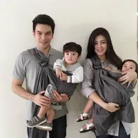 FOTO: Papa Ganteng Jonathan Frizzy Urus 3 Buah Hatinya Yang Lucu