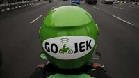 [FOTO] Para Seleb Ini Ternyata Kemana-Mana Juga Naik Gojek Loh