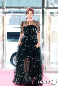 FOTO: Parade Aktris Korea Dalam Balutan Dress Cantik di Baeksang