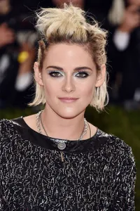 FOTO: Parade Rambut Blonde Kristen Stewart, Super Edgy & Keren!