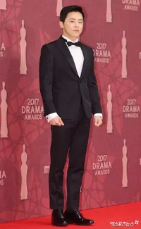 FOTO: Parade Red Carpet Bintang Korea di '2017 MBC DRAMA AWARDS'