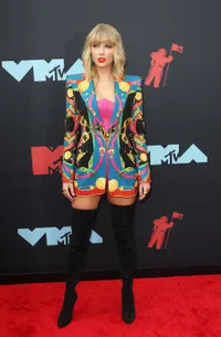 FOTO: Parade Red Carpet MTV VMA 2019, Bella Hadid - FKA Twigs Bikin Pangling!