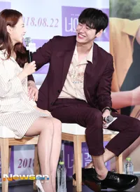 FOTO: Park Bo Young - Kim Young Kwang Tampil Romantis & Serasi