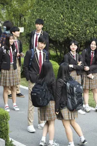 FOTO: Park Hae Jin Berseragam SMA Syuting 'CHEESE IN THE TRAP'