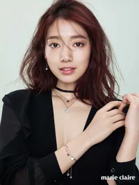 FOTO: Park Shin Hye Cantik Dalam Busana Belahan Dada Rendah