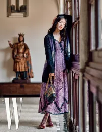FOTO: Park Shin Hye Nikmati Musim Panas Dengan Style Bohemian
