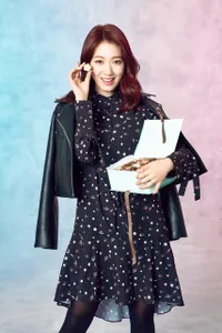 FOTO: Park Shin Hye Pamerkan Style Valentine Yang Lovely Manis