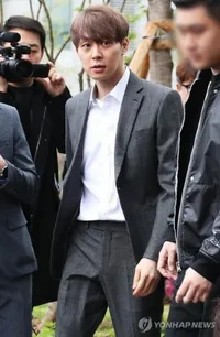 FOTO: Park Yoochun Diborgol dan Dipindah ke Kantor Polisi