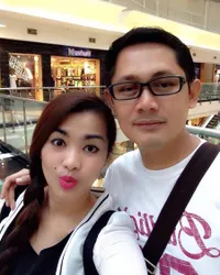 FOTO: Peluk - Cium, Fitri Carlina & Suami Pilotnya Makin Mesra