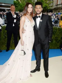 FOTO: Peluk - Cium, Selena Gomez & The Weeknd Mesra di Met Gala