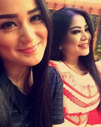 FOTO: Peluk - Tiduran Bareng, Juwita Bahar & Pacar Mesra Abis