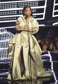FOTO: Peluk & Cium Mesra Drake Untuk Rihanna di Panggung VMA 2016