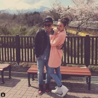 FOTO: Peluk - Cium Mesra Rianti Cartwright & Suami Gantengnya