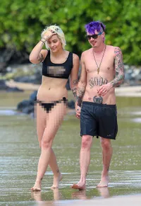 FOTO: Peluk Cium - Gendong Manja, Paris Jackson Umbar Kemesraan