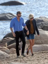 FOTO: Peluk Hingga Ciuman, Taylor Swift & Tom Hiddleston Pacaran?