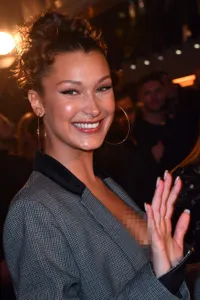 FOTO: Pelukan - Ciuman, Bella Hadid & The Weeknd Mesra di Cannes