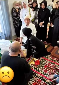 Foto Pemakaman Adik Ussy Sulistiawaty yang Bikin Haru, Andhika Pratama Ikut Menguburkan