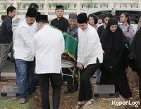 FOTO Pemakaman Ayah Nindy Ayunda, Banjir Air Mata Duka