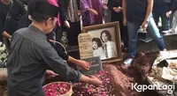 FOTO Pemakaman Damayanti Noor Istri Chrisye, Diiringi Tangis Keluarga - Dihadiri Banyak Selebritis