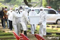 Foto Pemakaman Jane Shalimar dengan Protokol Covid-19, Tangis Sang Anak Pecah Saat Jenazah Menyatu dengan Tanah