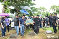FOTO: Pemakaman Jockie Soeryoprayogo Dihiasi Isak Tangis Keluarga