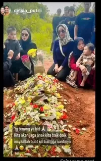 Foto Pemakaman Pembalap Abid Zia Mantan Suami Raya Kitty, Anak Mereka yang Masih Kecil Juga Ikut