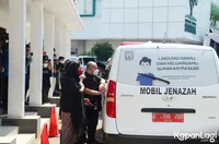 Foto Pemakaman Rachmawati Soekarnoputri dengan Protocol Covid, Didi Mahardika Nangis di Dekat Mobil Jenazah