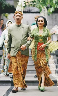 FOTO: Pemasangan Bleketepe di Rumah Calon Suami Momo Geisha