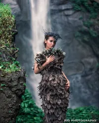 FOTO: Pemotretan di Air Terjun, Ayushita Rela Basah-Basahan
