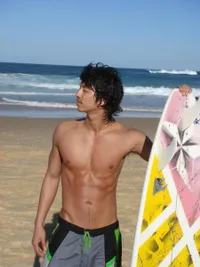 FOTO: Pemotretan Gong Yoo Tampil Topless, Bukti Hot Sejak Dulu