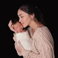 FOTO: Pemotretan New Born Anak Melody Prima, Bikin Gemes