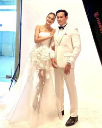 Foto Pemotretan 'Pernikahan' Luna Maya dan Marcelino Lefrandt, Romantis Dipeluk dari Belakang